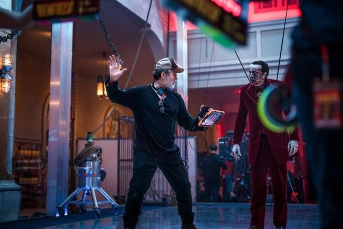 Đạo diễn Chris McKay (trái) và Nicolas Cage trên phim trường