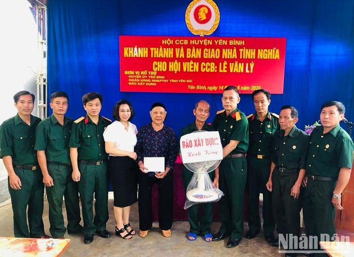 Trao nhà tình nghĩa cho cựu chiến binh Lê Văn Lý, 75 tuổi, trú tại xã Phú Thịnh, huyện Yên Bình, tỉnh Yên Bái từ nguồn xã hội hóa. 