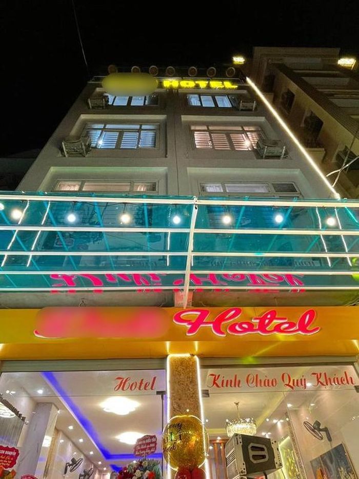 Sau những giải thưởng giành được từ việc thi đấu, những hợp đồng quảng cáo, Phan Văn Đức đã tự thưởng cho mình những chiếc xế xịn để tiện di chuyển. Sau đó, khi về chung một nhà cùng với bà xã Võ Nhật Linh, anh đã không ngần ngại chi 2 tỷ đồng mua chiếc xe Mercedes đắt đỏ tặng vợ.