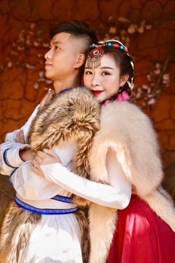 Không chỉ tập trung thi đấu bóng đá, Phan Văn Đức còn dành tiền đầu tư khách sạn tại Cửa Lò, Nghệ An. Tuy nhiên, do thường xuyên xa nhà, bận rộn thi đấu trên sân cỏ nên công việc quản lý chủ yếu do vợ anh làm.