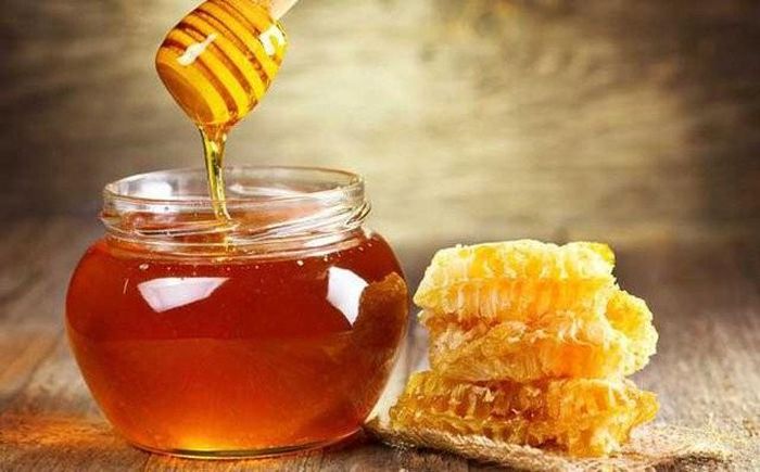 Uống một ít mật ong trước khi đi ngủ có thể cải thiện chất lượng giấc ngủ.
