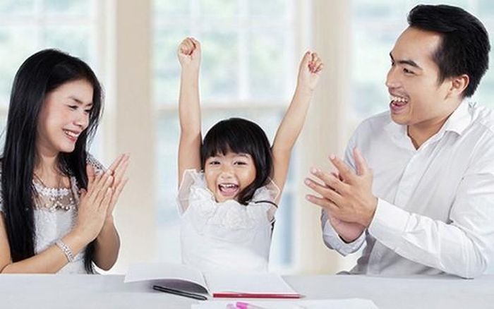 Khi giáo dục con gái, cha mẹ cần chú trọng dạy con trở thành người nhân hậu, hiền lành. Ảnh minh họa.