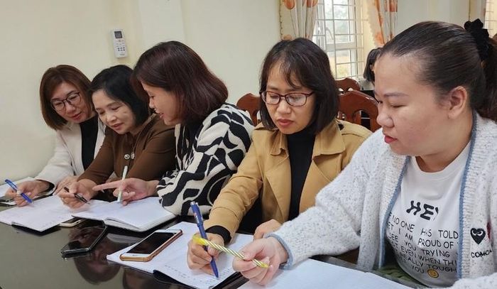 Tổ chuyên môn tiếng Anh của Trường THPT Mỹ Lộc bàn về kế hoạch triển khai ôn thi tiếng Anh cho học sinh khối 12.