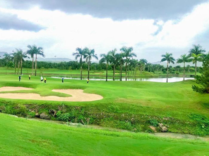 Ninh Bình nằm ở phía Nam vùng đồng bằng sông Hồng, cách thủ đô Hà Nội khoảng 90km, với vị trí địa lý thuận lợi Ninh Bình trở thành cầu nối quan trọng trong giao lưu kinh tế - thương mại - du lịch và văn hóa giữa hai miền Nam Bắc.