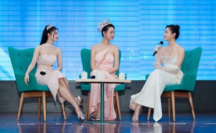Lương Thùy Linh (phải) cho rằng, nền tảng kiến thức vững chắc sẽ tạo nên giá trị lâu dài và nội lực vững chắc. Ảnh: Sen Vàng 