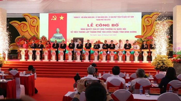 Các đại biểu tham gia nghi thức chúc mừng TP Tân Uyên