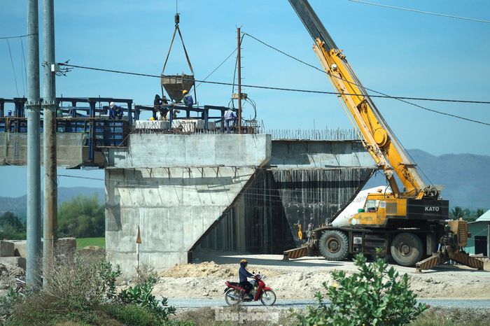Công nhân đang thi công tại mố cầu vượt, bắc ngang qua đường cao tốc ở huyện Hàm Thuận Nam, tỉnh Bình Thuận.