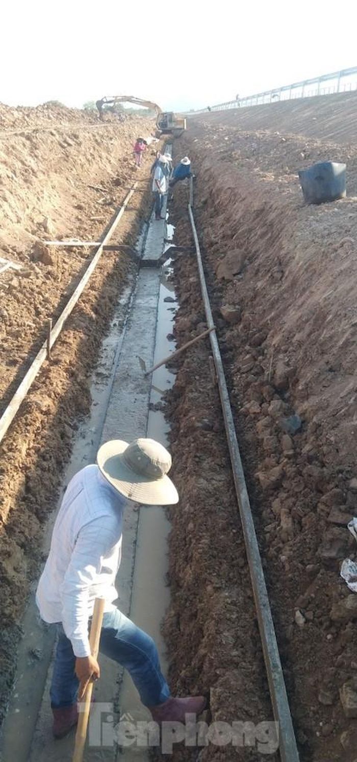 Nhân công, xe cẩu, xe múc cấp tập thi công hệ thống rãnh thoát nước dọc tuyến đang được hoàn thiện, để đảm bảo cho cao tốc không bị ngập nước vào mùa mưa.