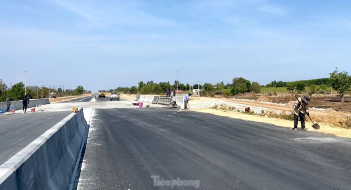 Toàn tuyến cao tốc Vĩnh Hảo - Phan Thiết dài hơn 100 km, mặt đường rộng 32 m với 6 làn xe, vận tốc tối đa 80 km/h; vốn đầu tư gần 11.000 tỷ đồng, thi công từ tháng 11/2020.