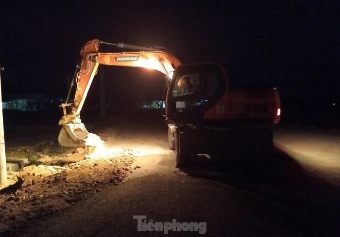 Hiện tại, các nhà thầu huy động máy móc, công nhân thi công xuyên đêm để đẩy nhanh tiến độ.