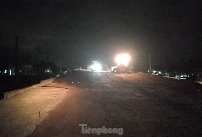 Để chạy đua với tiến độ, Ban Quản lý dự án giao thông 7 - Bộ Giao thông Vận tải yêu cầu các nhà thầu thi công ba ca để hoàn thành công trình.
