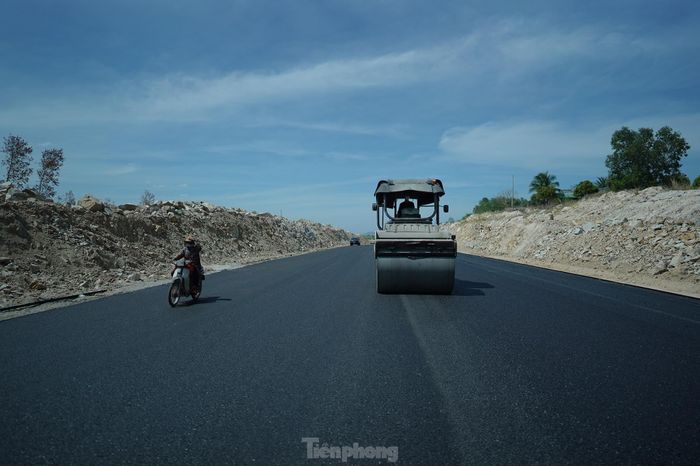 Ban Quản lý dự án giao thông 7 khẳng định, chậm nhất đến ngày 20/4, tất cả bốn gói thầu phải hoàn thành lớp nhựa cuối cùng.