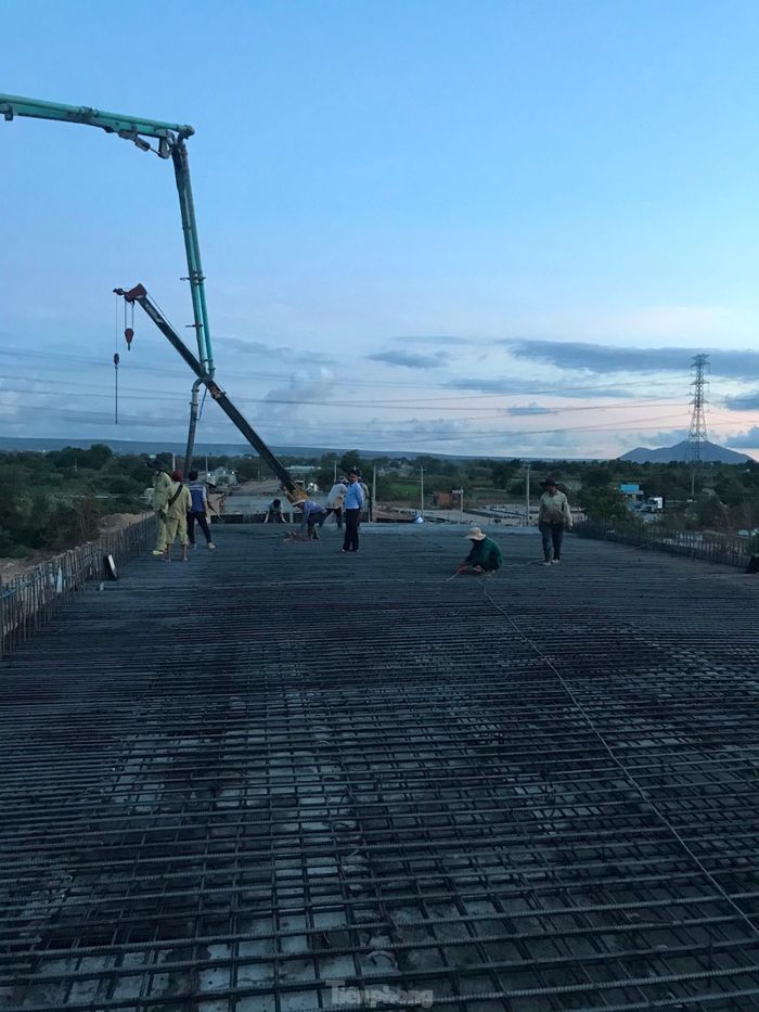 5h sáng, công nhân kiểm tra các công đoạn cuối cùng để đổ bê tông đoạn cầu vượt ở huyện Hàm Thuận Bắc, tỉnh Bình Thuận.