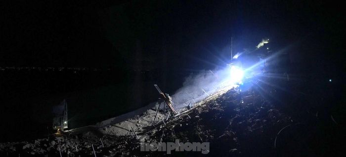 Công nhân chong đèn san gạt đất, tạo hệ thống rãnh thoát nước dọc tuyến cao tốc.