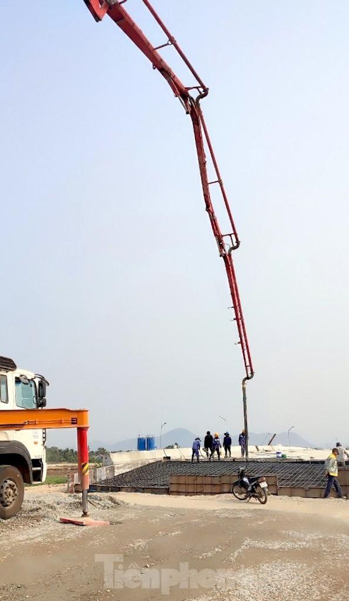 Hiện nay, tất cả nhà thầu huy động hết nhân lực, vật lực để thi công cao tốc. 