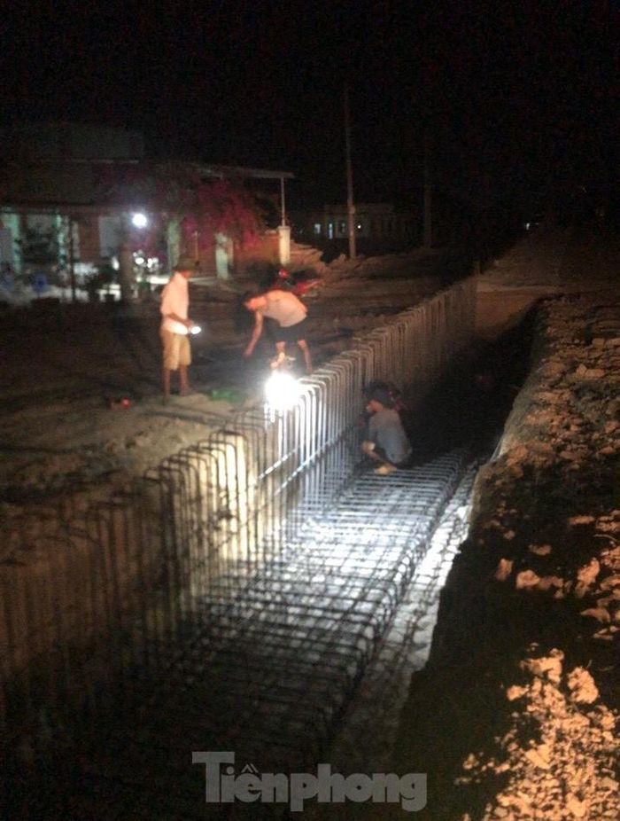 Công nhân đan sắt để chuẩn bị cho việc đổ bê tông vào ban đêm.
