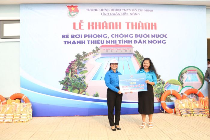 Đoàn đại biểu tỉnh Đắk Nông dự Đại hội Đoàn toàn quốc tặng trang thiết bị trị giá 10 triệu đồng