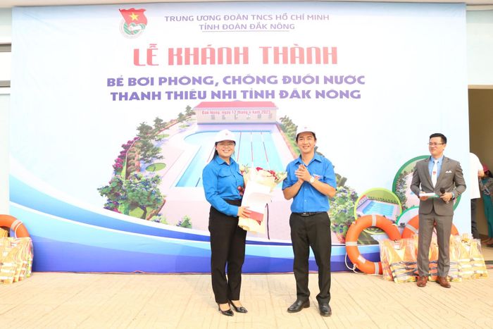 Anh Trương Văn Bình trao quyết định cho Trung tâm Hoạt động Thanh thiếu nhi