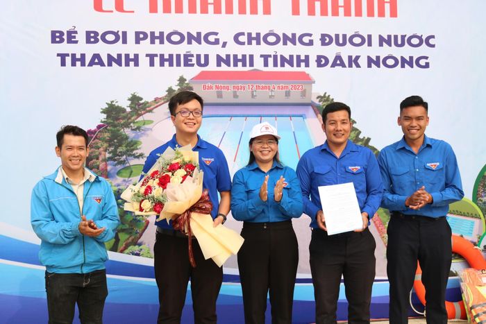 Tỉnh Đoàn ra mắt CLB bơi lội
