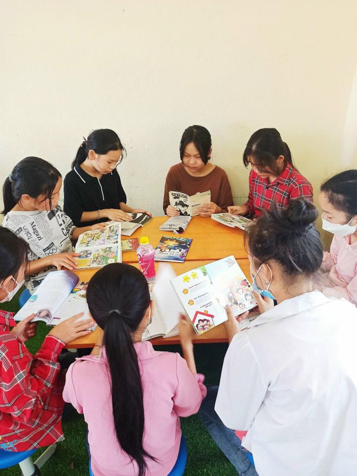 Trường phải phân lịch cho từng lớp vì số lượng học sinh đăng ký mượn sách nhiều.