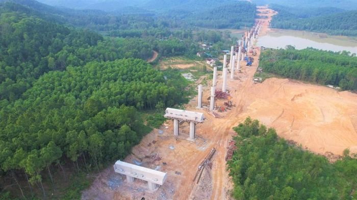 Các doanh nghiệp xây dựng cao tốc Bắc - Nam cũng gặp khó khăn khi giá sắt thép, xăng dầu tăng cao. Ảnh: Trân Châu