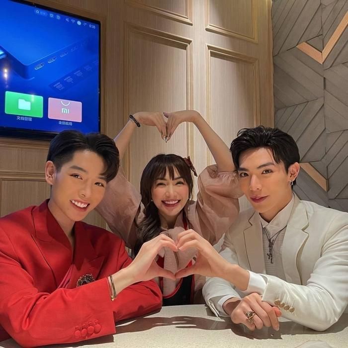 Anh chàng còn là mảnh ghép trong nhóm bạn thân "Gia đình Hoa dâm bụt" đình đám tại showbiz Việt.