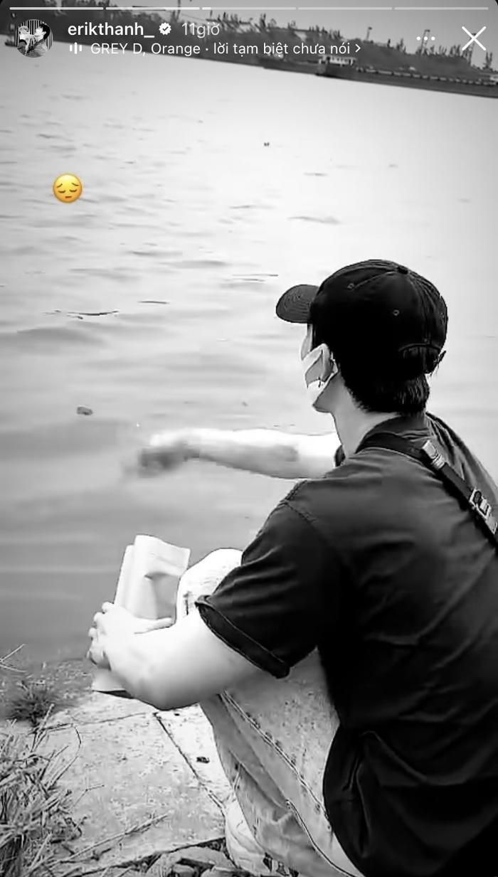 Nam ca sĩ còn đăng tải video ghi lại khoảnh khắc đang thả tro cốt của chú cún ở ven sông.