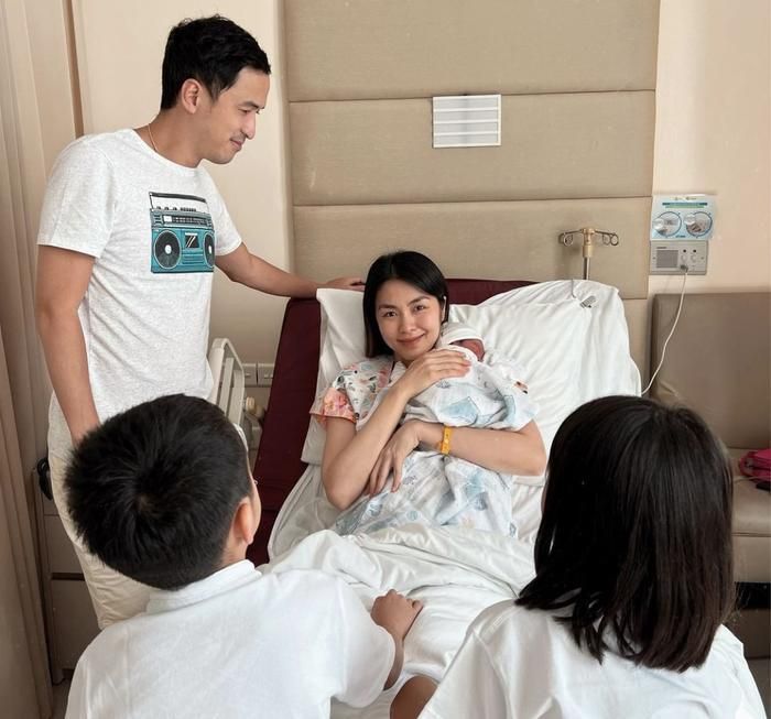 Hà Tăng và doanh nhân Louis Nguyễn có 3 nhóc tỳ "đủ nếp, đủ tẻ" 