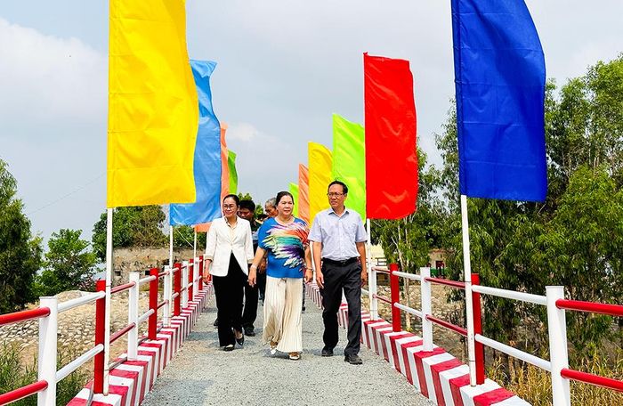 Đại biểu tham quan cầu Qua chốt dân quân Phú Lộc 