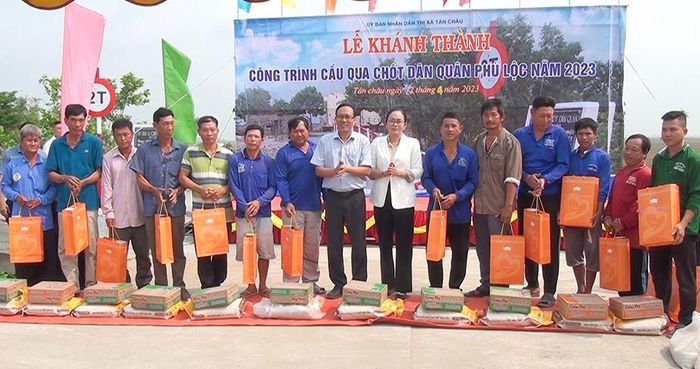 Tặng quà Đội Thi công tình nguyện cầu Qua chốt dân quân Phú Lộc