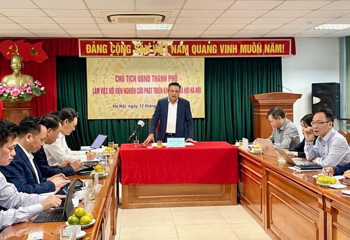 Chủ tịch UBND TP Hà Nội Trần Sỹ Thanh làm việc với Viện Nghiên cứu phát triển kinh tế - xã hội Hà Nội. Nguồn: VGP.
