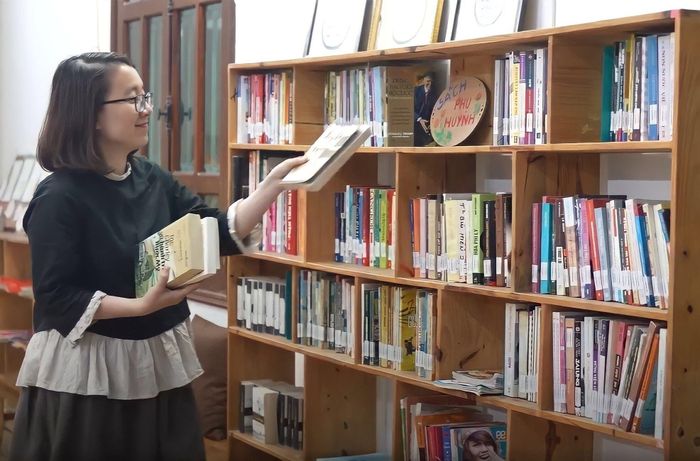  Tủ sách dành cho phụ huynh đến đọc cùng con tại thư viện Sách ơi mở ra. Ảnh: Duy Anh. 