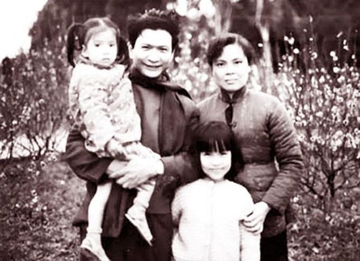Nhà thơ Chế Lan Viên và vợ - nhà văn Vũ Thị Thường cùng 2 con.