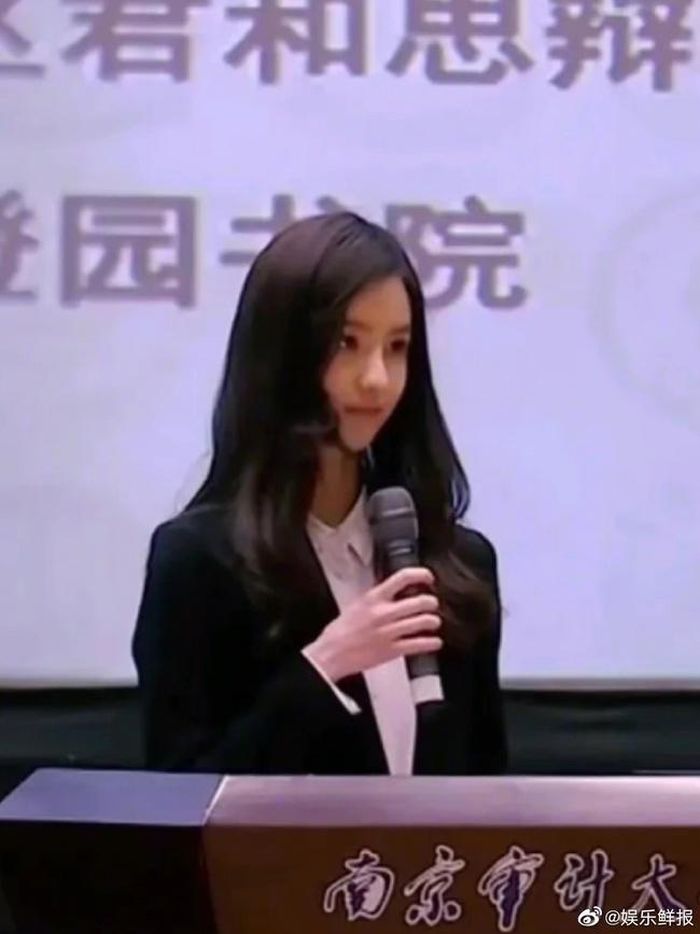 Không chỉ xinh đẹp mà còn là "học bá" tại trường đại học, Trần Đô Linh đúng chuẩn "con nhà người ta"