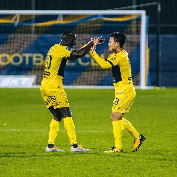 Quang Hải ăn mừng bàn thắng đầu tiên và duy nhất tính đến thời điểm này cho Pau FC.