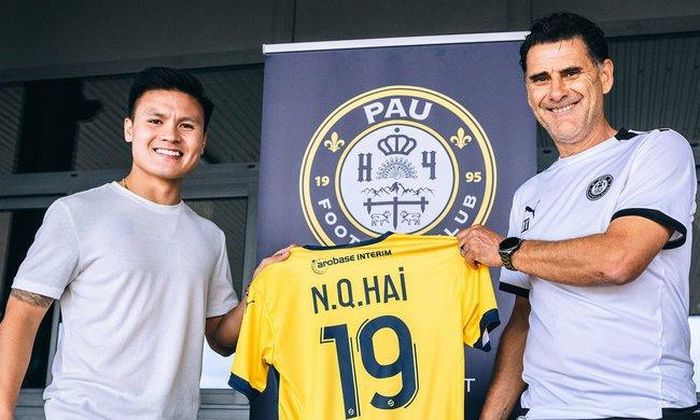 Quang Hải trong ngày ra mắt Pau FC.