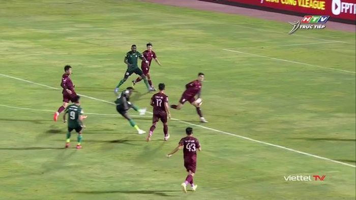 Cận cảnh tình huống để bóng chạm tay trong vòng cấm của Adriano Schmidt