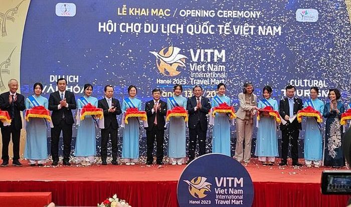 Các đại biểu cắt băng khai mạc VITM 2023 - Ảnh: VGP