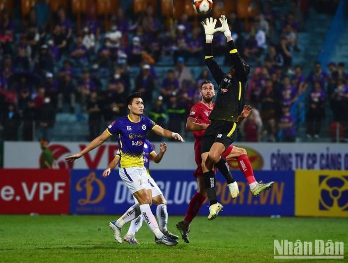 Càng về cuối trận đấu các cầu thủ Hải Phòng FC gia tăng sức ép lên cầu môn của thủ môn Tấn Trường.