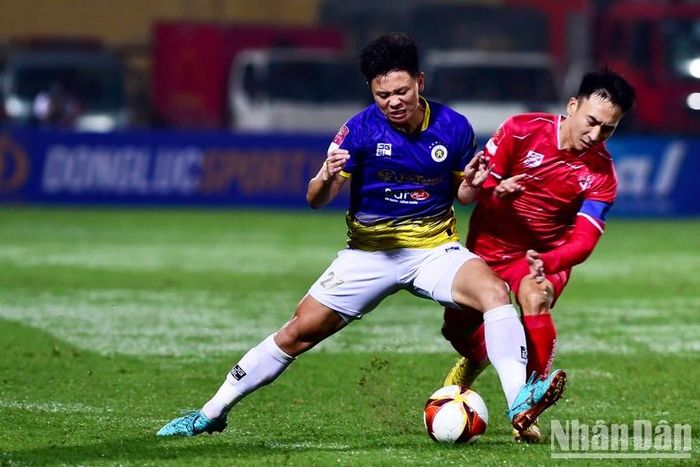 Hai đội đều muốn giành 3 điểm từ đối phương nên thể hiện lối đá áp sát nhanh.