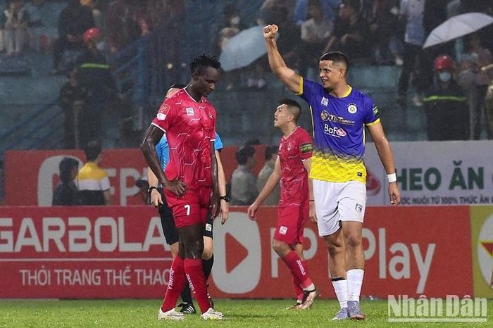 Lucas Vinicius ghi bàn thắng thứ ba ấn định tỷ số 3-0 với chiến thắng nghiêng về đội Hà Nội FC.