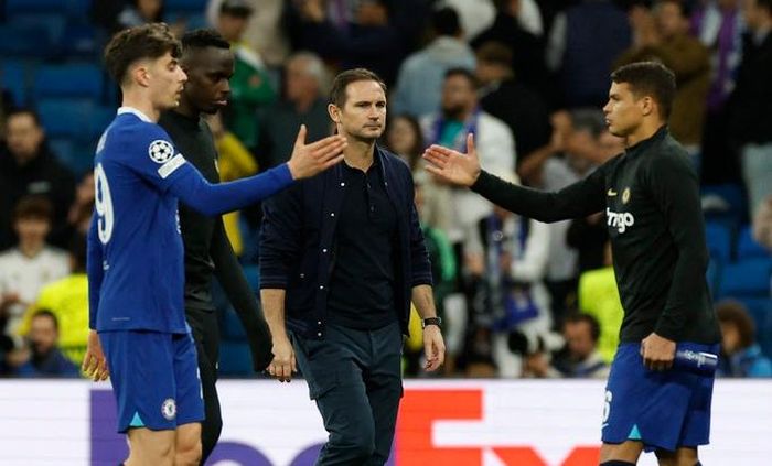 Frank Lampard và cầu thủ Chelsea lo lắng