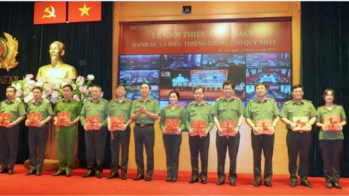 Thứ trưởng Trần Quốc Tỏ tặng sách cho đại diện Công an các đơn vị.