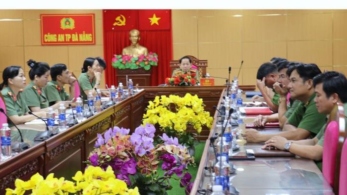 Đại tá Trần Đình Liên - Phó Giám đốc Công an TP dự và chủ trì điểm cầu tại TP Đà Nẵng.