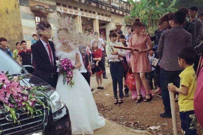 Sau màn bắn pháo giấy tai hại được đăng tải, dân mạng tỏ ra đồng cảm với cô dâu chú rể. Dù vẫn biết rằng sự nhiệt tình của những người bạn sẽ góp phần làm nên một đám cưới hoàn hảo.