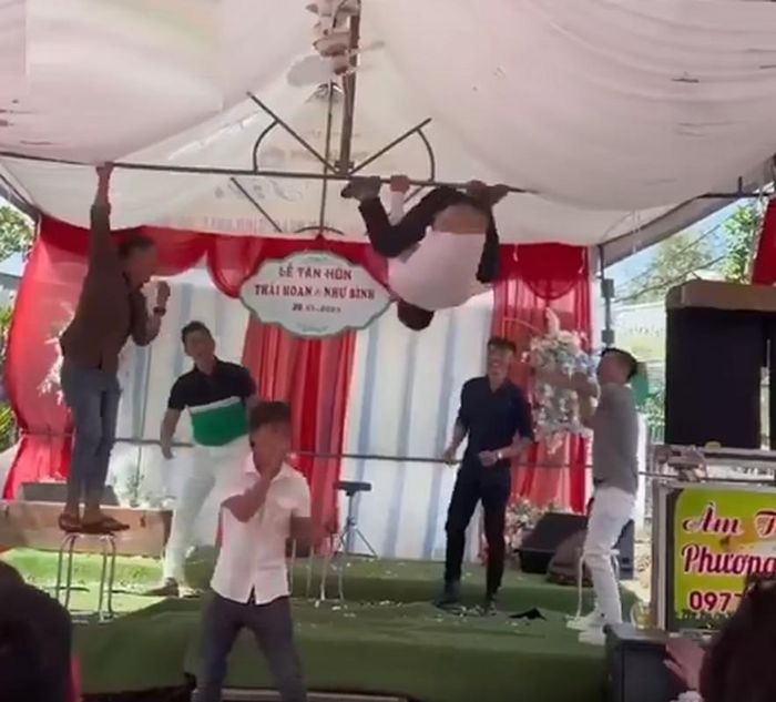 Dẫu biết ngày vui nên có cảm giác vui tươi, phấn khởi với những pha làm trò đầy hài hước nhưng đôi lúc những người khách dự tiệc "đi xa quá", trò đùa phản cảm thực sự khó coi.