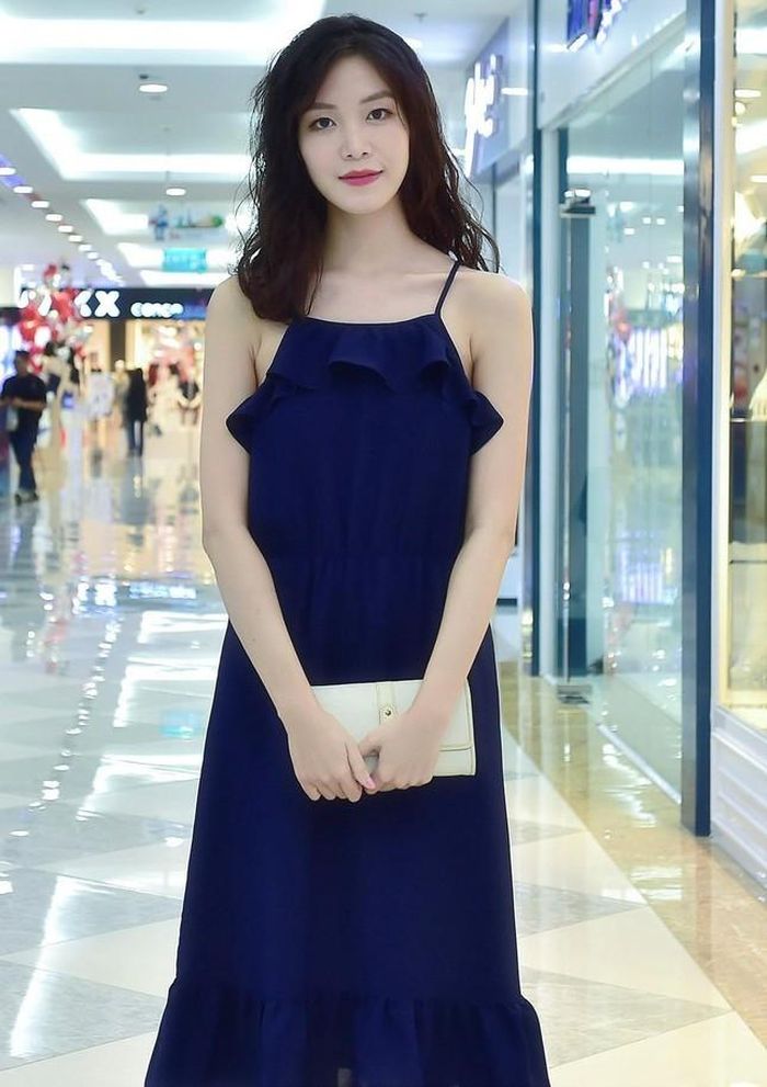 Người đẹp tâm sự: "Tôi nghĩ mình chưa mặn mà vì chưa thực sự tìm thấy hướng đi riêng. Việc diện váy xinh, góp thêm hoa thêm sắc ở các sự kiện đã khiến tôi quá chán ngán rồi".