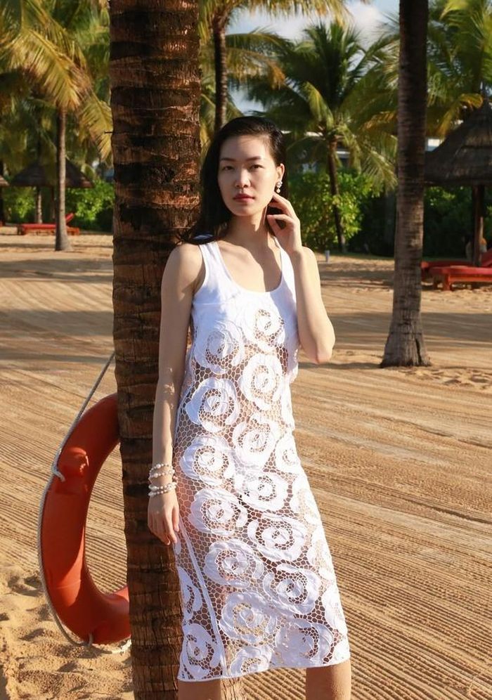 Cô gợi cảm với đầm xuyên thấu.