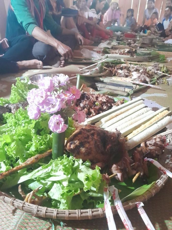 Đến với làng du lịch Vi Rơ Ngheo, du khách không những được tận hưởng vẻ đẹp mà còn được thưởng thức những món ăn chính người dân bản địa chế biến