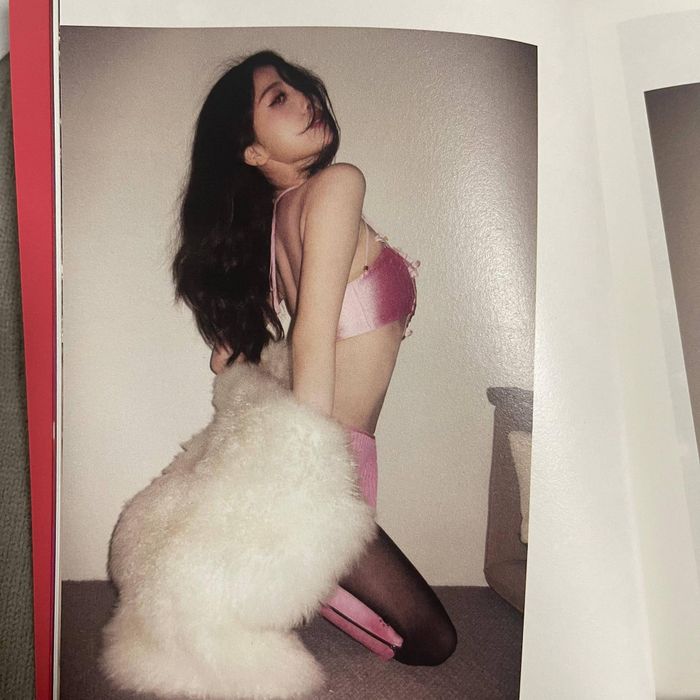 Trong photobook phát hành hồi tháng 3, ngôi sao Trạm kế tiếp là hạnh phúc gây tranh luận vì cách tạo dáng. Nhiều ý kiến chỉ trích cô tạo dáng thô tục, phản cảm. Trái lại, nhiều fan khen nữ diễn viên đa dạng phong cách.
